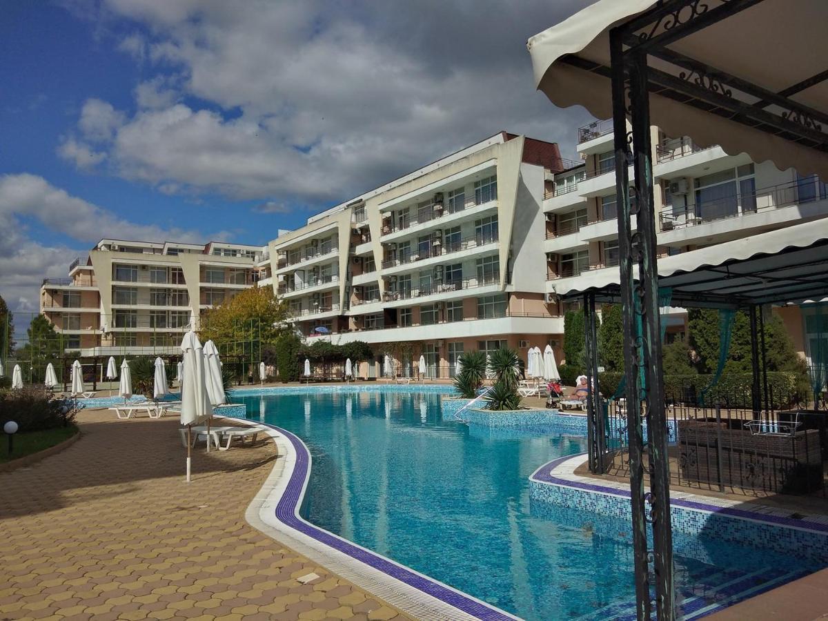 Apartment Daisy Grand Kamelia サニービーチ エクステリア 写真